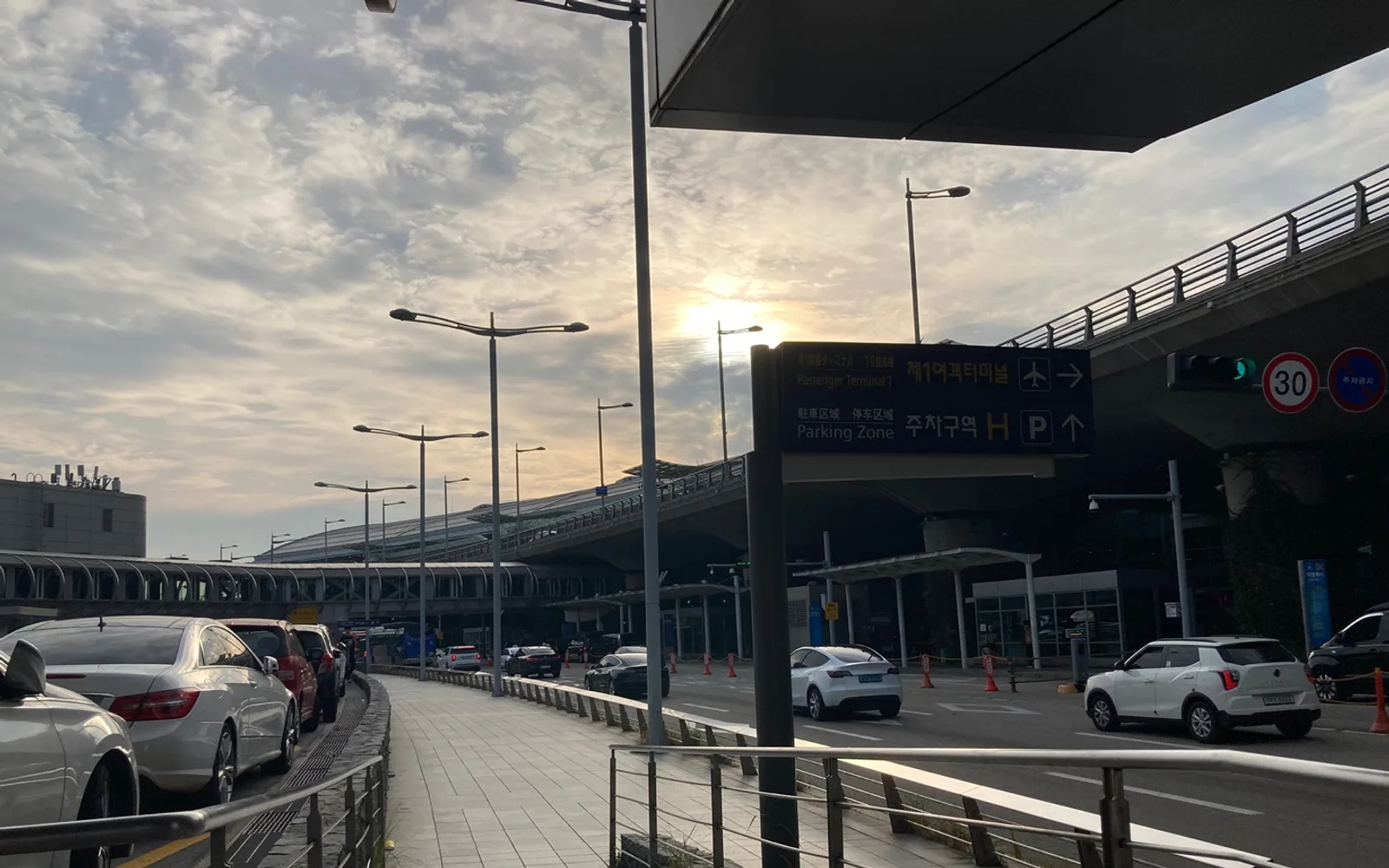 Roadside approach to Incheon Airport Terminal 1