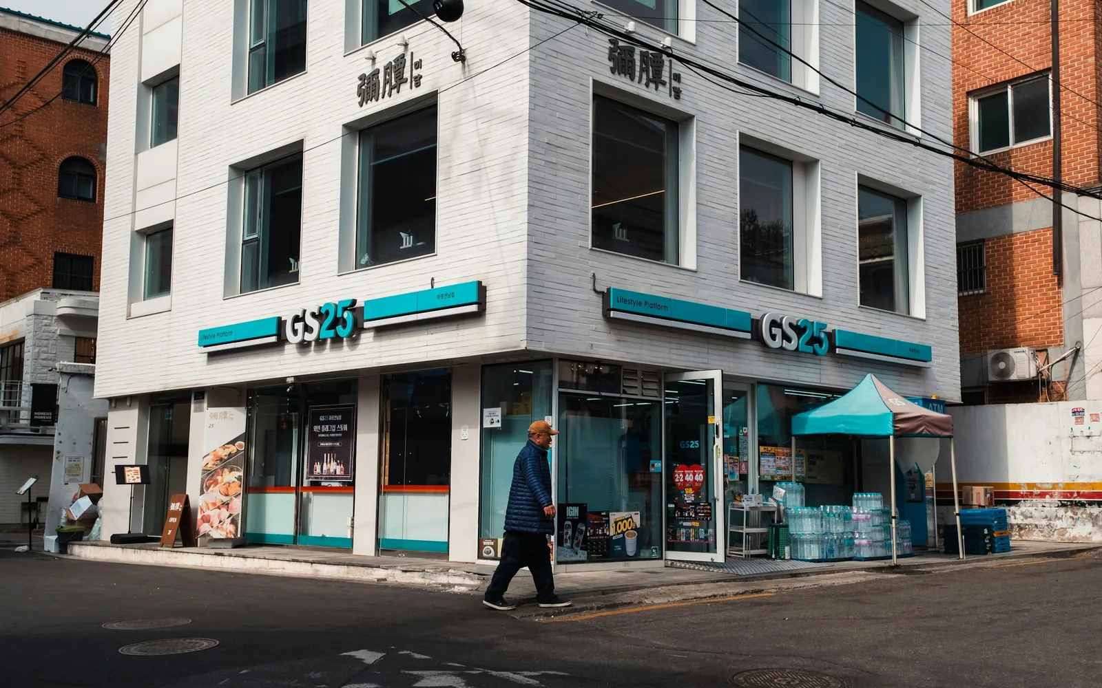 A Korean GS25 convenience store exterior