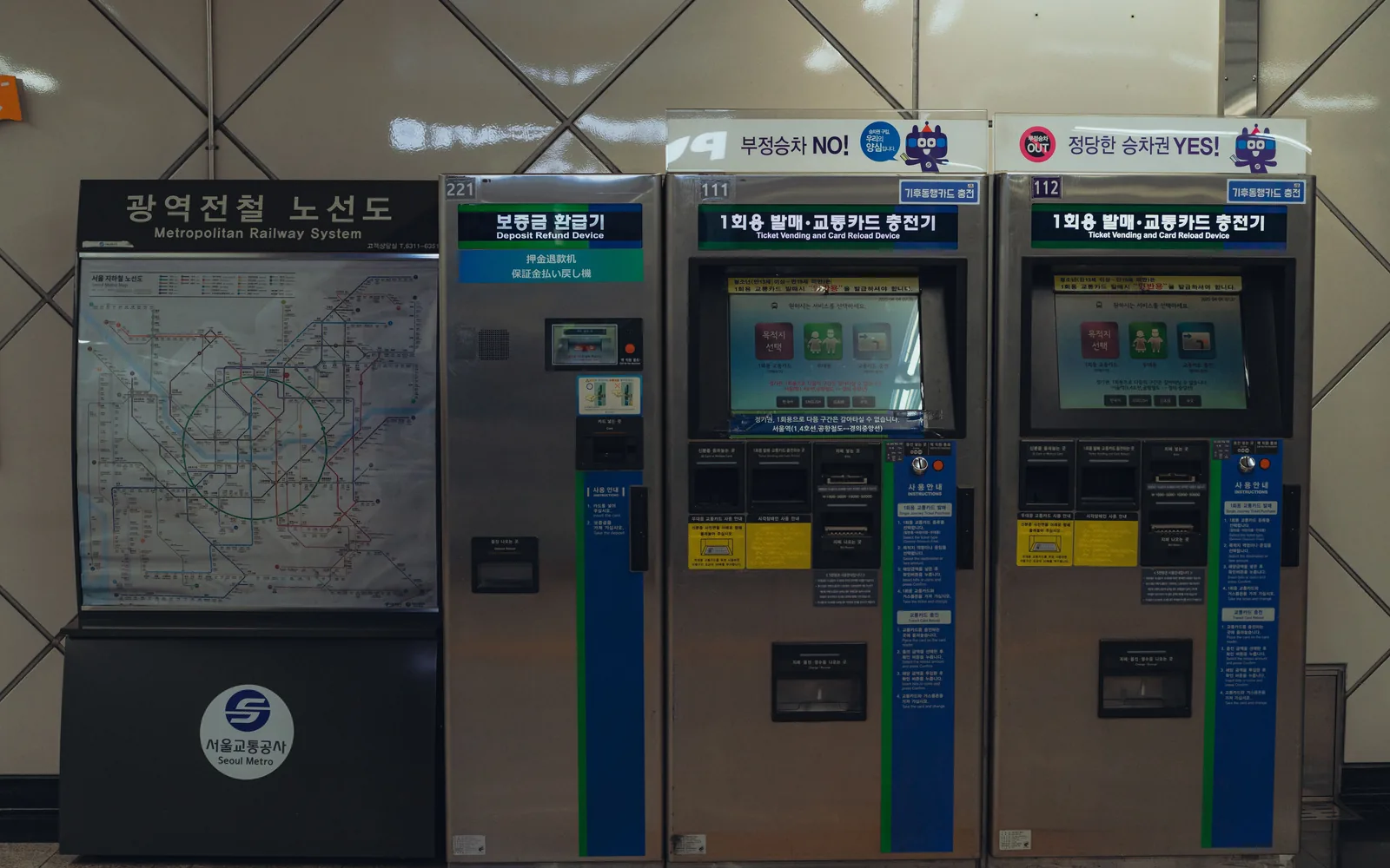 Seoul Metro ticket machines beside a single-use-card deposit refund device