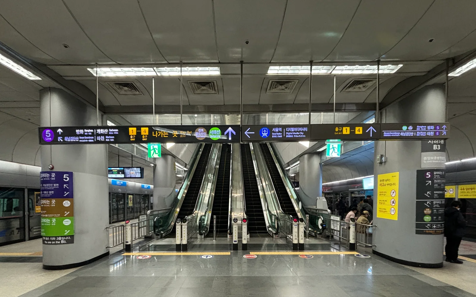 AREX and Line 9 platform level at Gimpo Airport Station