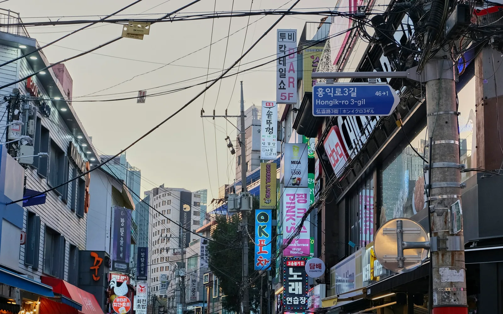 Hongik-ro 3-gil street in Hongdae