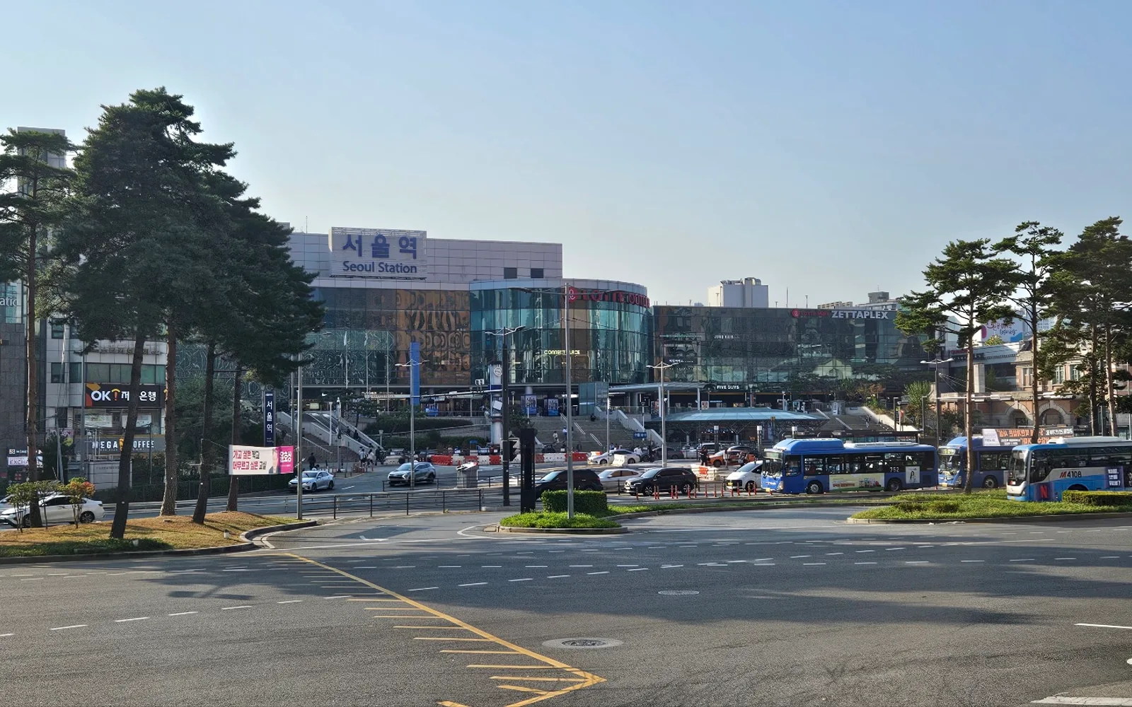 Exterior of Seoul Station with its bilingual station sign