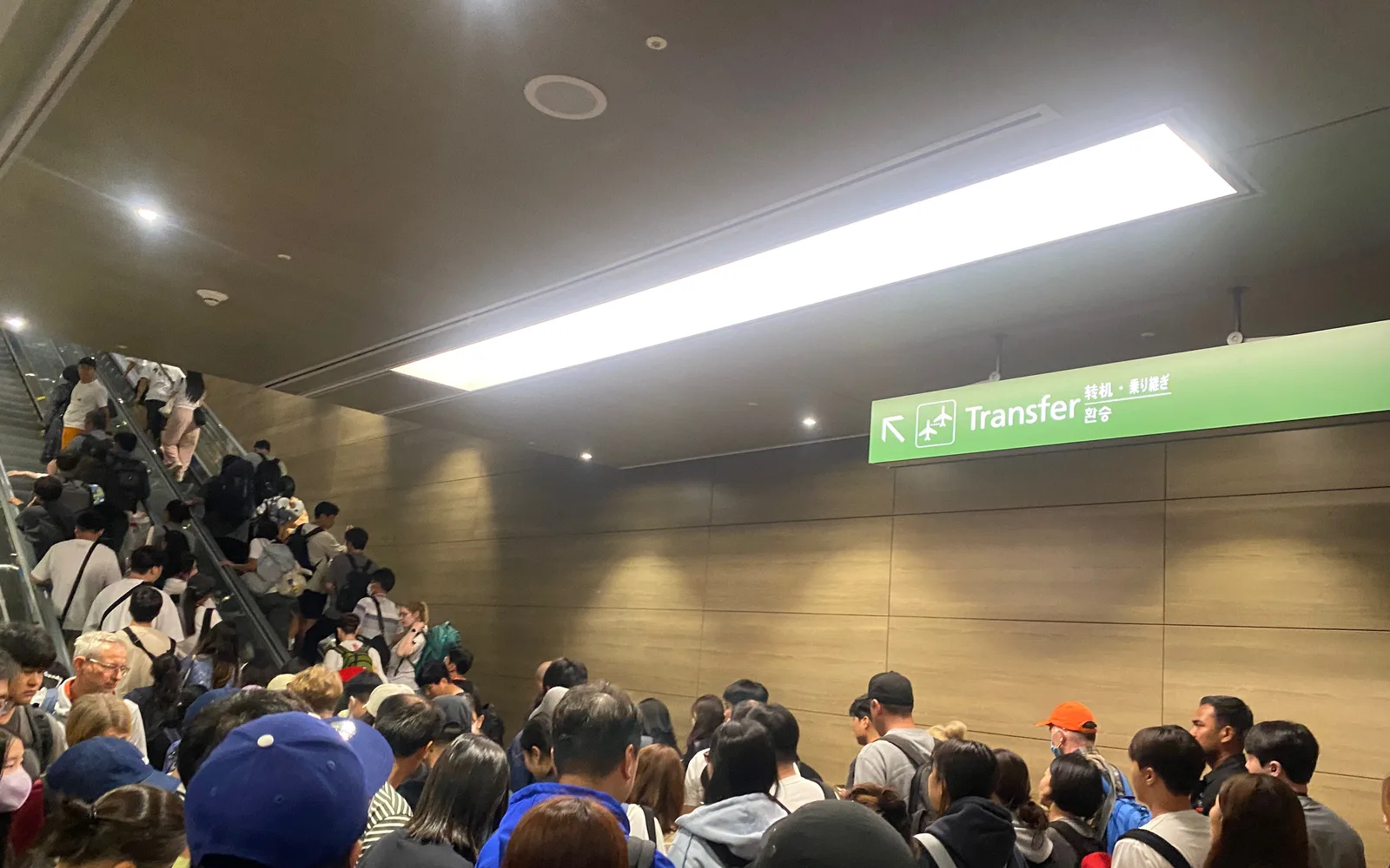 A crowded transfer route inside Incheon Airport Terminal 1
