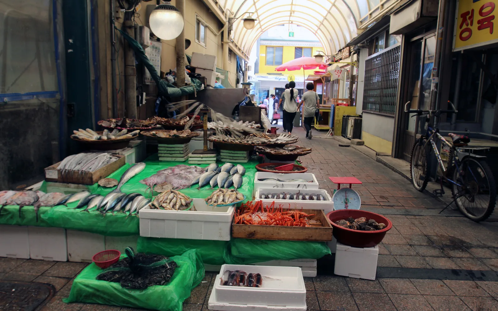 Seafood display beside a covered aisle inside Sinpo International Market